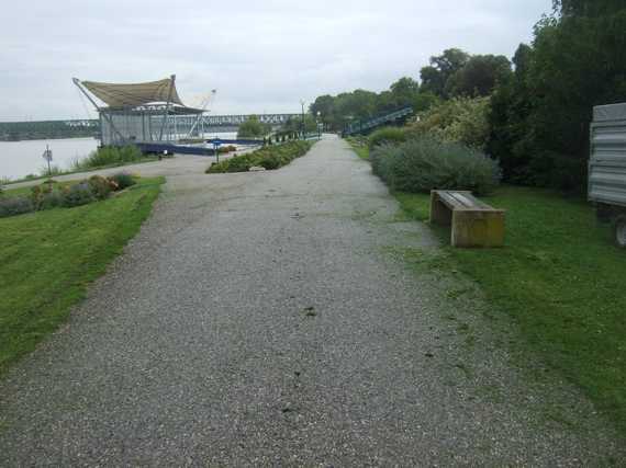 der Weg fhrt direkt durch die Donaubhne Tulln