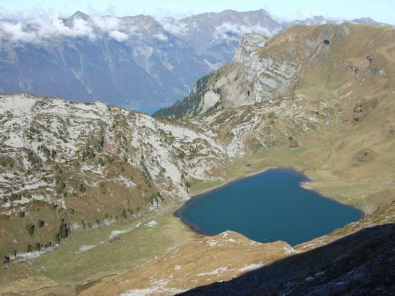 Blick auf Wgistalsee, im Hintergrund Brienzer See