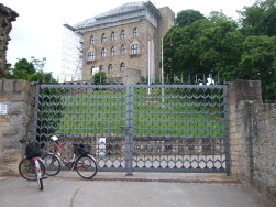 Nach dem steilen Aufstieg: Das Schloss