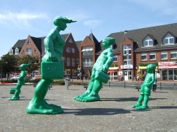 Reisende am Westerlnder Bahnhof