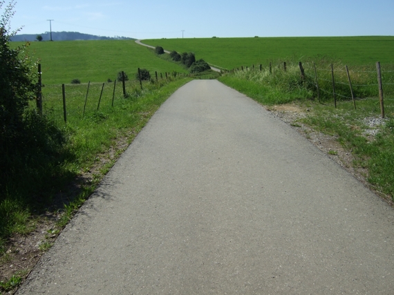 Eine neue Kurve Bergauf nach dem Lochenrain