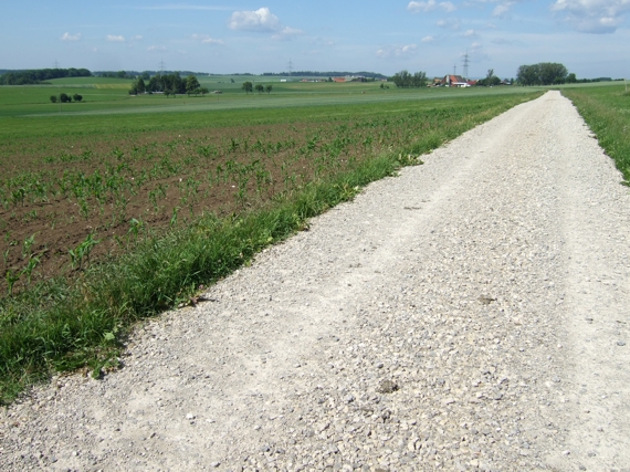 Nach der Unterfhrung rechts ab, am Horizont schon Hoch-Emmingen