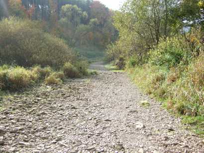 das leere Flubett bei der Furt