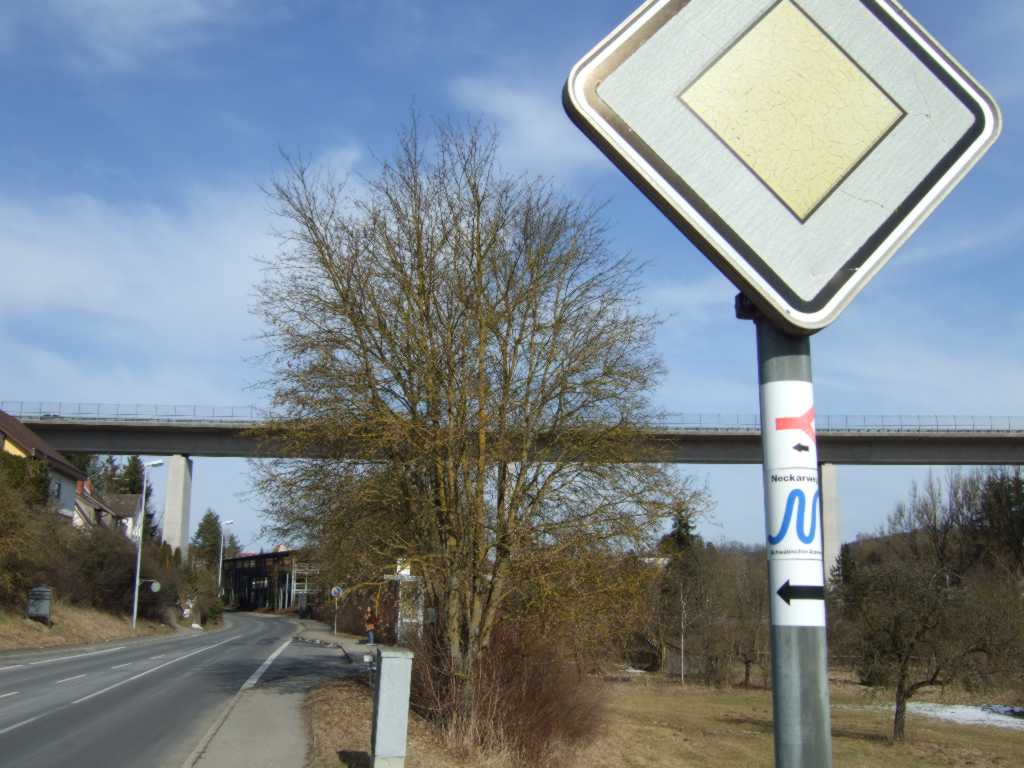 leicht zu verfehlen: Abzweig hinter Bhlingen