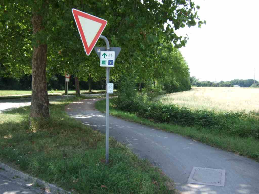 die deutsche Ausschilderung "Rheinradweg"