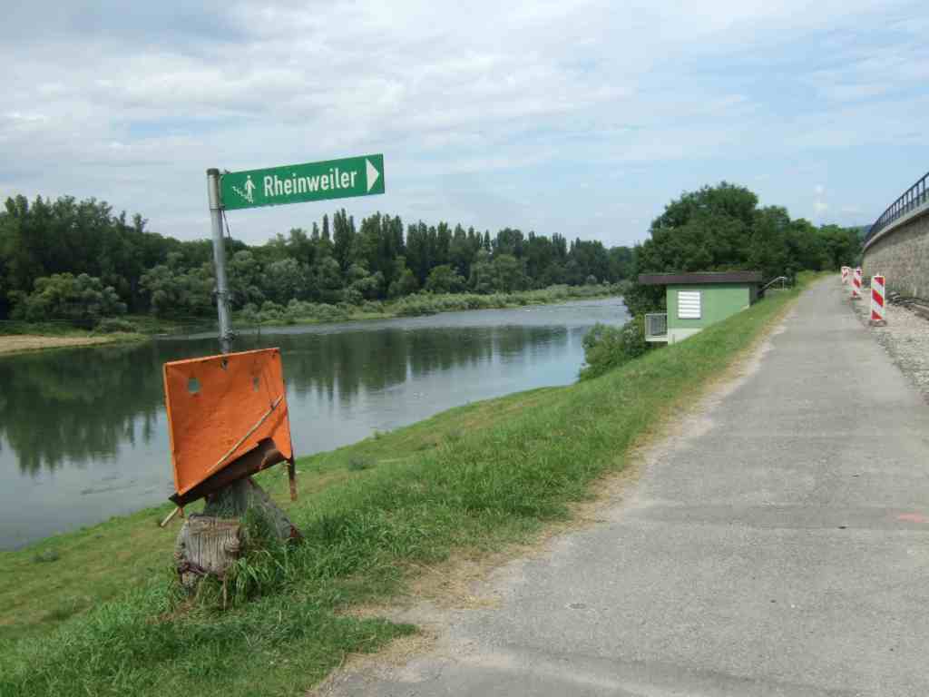 rechts unter der Autobahn durch