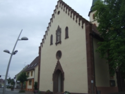 An der Kirche zum Bregtal(rad)weg links