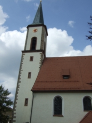 die weithin sichtbare Kirche