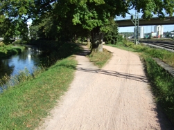 Bahnhof im Hintergrund