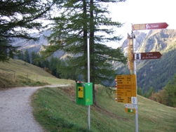 der Einstieg zum Weg rechts neben dem Souvenir-Shop