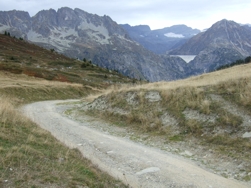 spter Schotterstrasse mit Lac d'Emosson Stausee in der Ferne