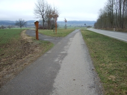 gleich wieder links von der Strasse weg