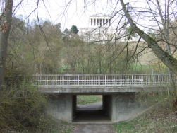 Abstecher unter der Strasse durch zur Walhalla