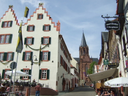 Marktplatz, auf Kopfsteinpflaster kurz den Berg hinauf