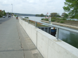 oder unten weiter zum kleinen Hafen