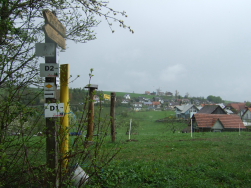 oben: Dggingen vor uns