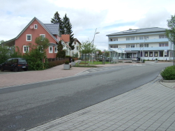 Bus- und Bahnhof links vor uns