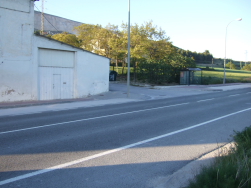 hinter dem Busstop in Tiebas geht es bergauf zum Ort selbst