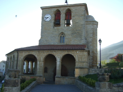 an der Kirche in Tiebas hat man auf den Jakobsweg, den Camino, aufgesetzt