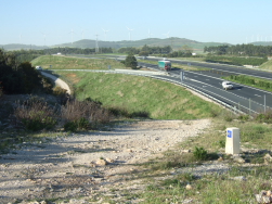 es geht ein paar Km der Autobahn entlang