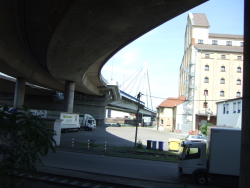 Hangeln entlang der Bahn- und Strassenlianen