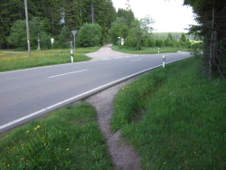 ber die Strasse und dann ber den Parkplatz