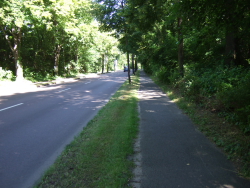 Radweg nach dem Eisenbahntunnel