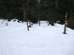 Anstieg im kniehohen Schnee