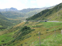 Blick zurck auf die Serpentinenabfahrt