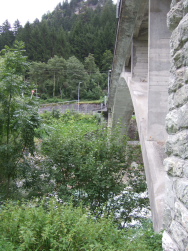 in einer Schleife über das Viadukt