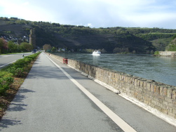 ausgebauter Radweg an der Fahrstrasse