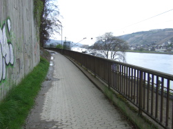 jetzt oberhalb der Bahn und der Autostrasse