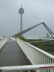 gigantisch: Hafenbrck vor Dsseldorf