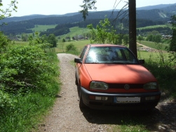 Byker, Traktoren und parkende Auto in der Nhe von Titisee