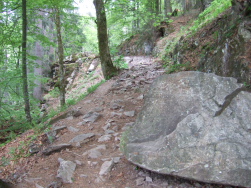 steinig schrg nach oben