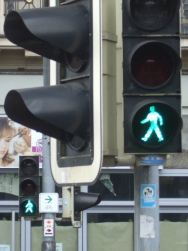 Ampeln und Schilder: Ja, da isses.