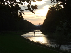 linkes Wiesenufer mit Blick auf Basel