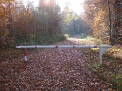 klassische Schranke rot-wei