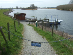 Fhre hinter Werkendem im Biesbosch Nationalpark geschlossen