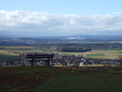 hier neben steht ein Wanderwegweise