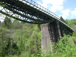 die Sauschwnzlebahn kreuzt die Wutach