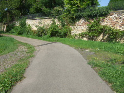 der Statmauer entlang