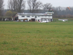 vorbei an einem kleinen Flughafen